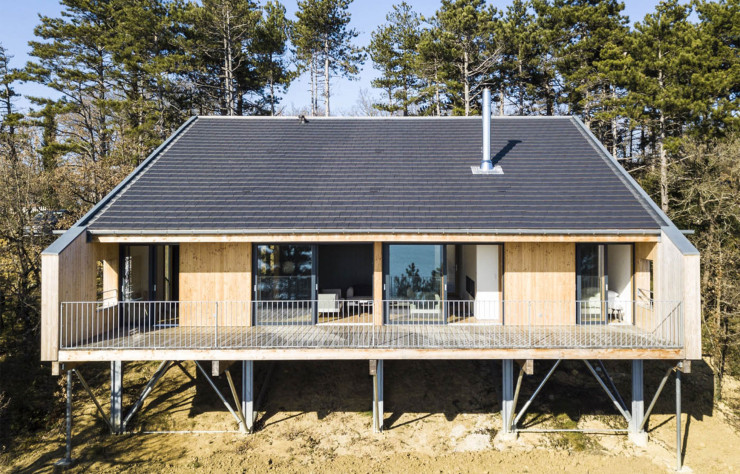 Prax Architectes et Mathieu Lolagne ont remporté le prix du public Archinovo 2022 pour la Maison BJ1, une structure bois posée sur pilotis métalliques pour offrir une vue dégagée. La façade est en douglas grisé.