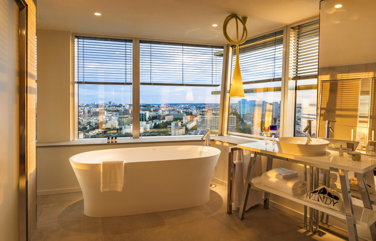 Dans cette Deluxe Junior Suite, la salle de bains est panoramique.
