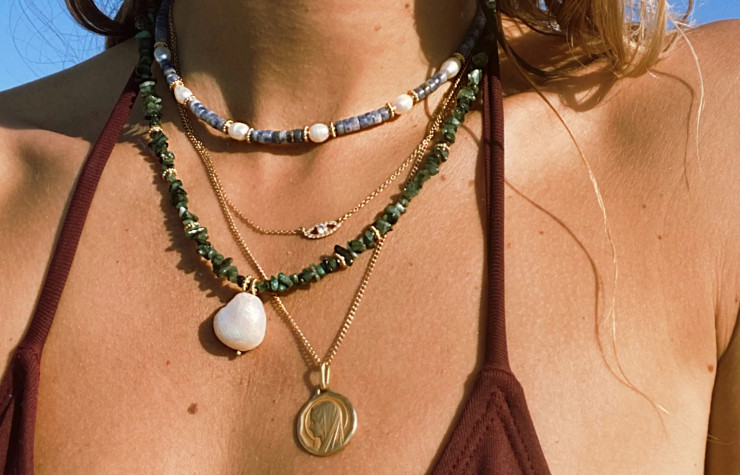 Si on ne croit pas aux bienfaits des pierres, ce collier de surfeuse agrémentera tout de même un look !