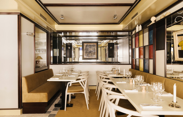 Deux salles intimistes composent le théâtre du restaurant Alfred par Necchi Architecture.