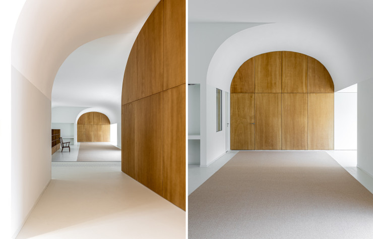 Dans le Finistère, la médiathèque d’Elliant offre des espaces lumineux séparés par d’imposantes portes en bois pivotantes.