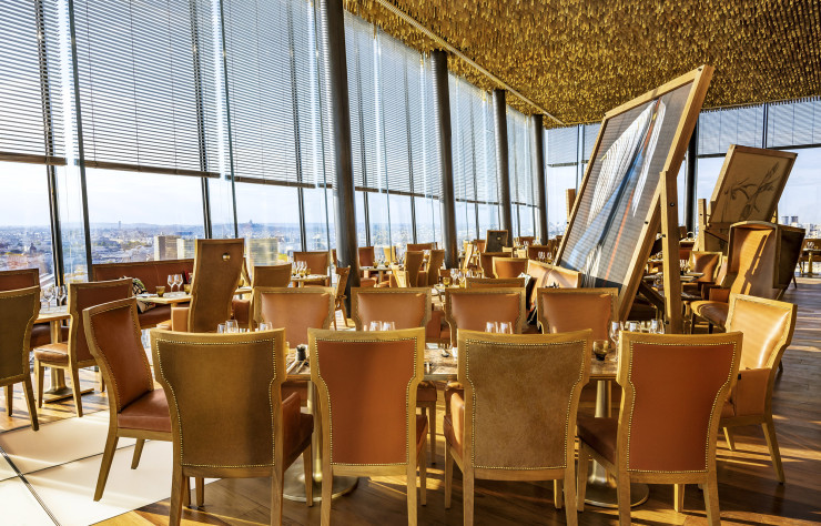 Pour le TOO Hotel, Philippe Starck a pris au pied de la lettre le mot démesure. La preuve avec ces toiles géantes signées Ara Starck qui meublent le restaurant.