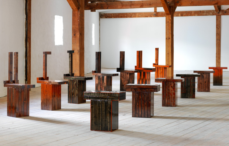 Les sièges BBQ du studio suédois Lab La Bla sont fabriqués à base d’épicéa bon marché, mais « mariné » et massé avec un mélange de sciure de bois et de résidus de minéraux issus de l’industrie minière.