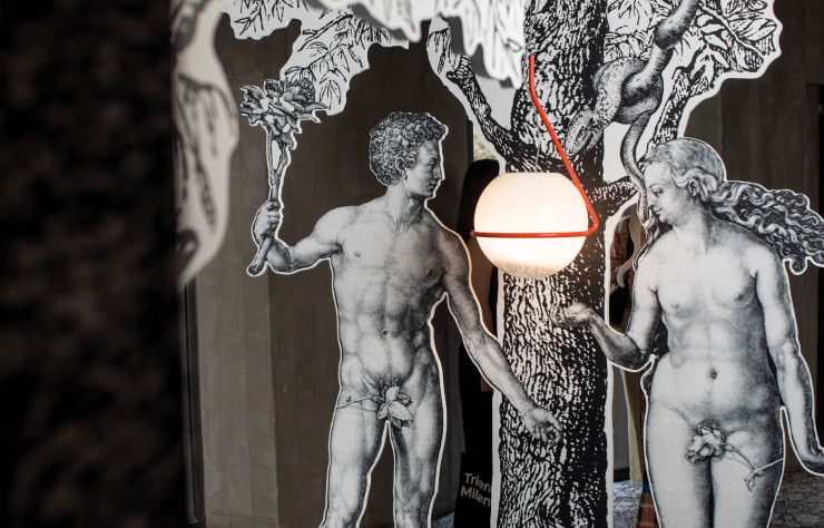 La néo-seventies lampe Tonda (2022) dans la scénographie « Jardin d’Eden » durant Fuorisalone, au showroom Foscarini Spazio Monforte.