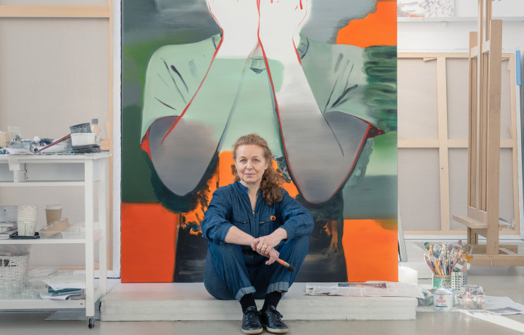 Françoise Pétrovitch dans son atelier devant l’huile sur toile Aveuglé (Paul) (2021).