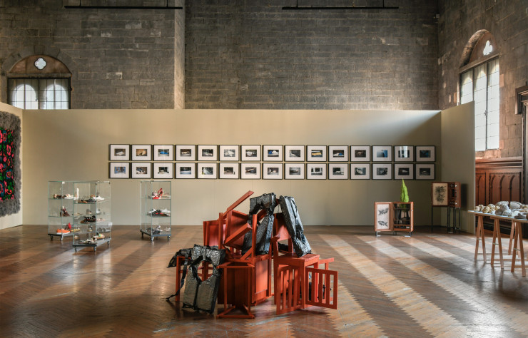 L’exposition « Erranti », au Palazzo del Broletto, « curatée » par Francesca Alfano Miglietti. Au premier plan, Angolo di Rotta #2 de Daniela Novello.