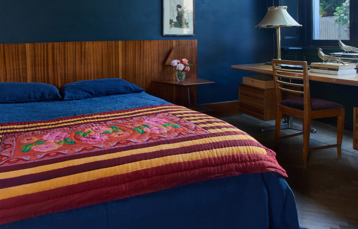 Un dessus de lit matelassé orné de motifs colorés.