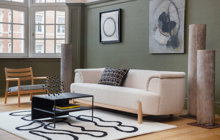 Alberto est un sofa à trois places librement inspiré du canapé chesterfield de nos voisins britanniques. Son designer confie aimer les sièges dans lesquels on peut se tourner facilement.
