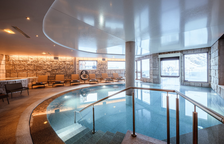 Le spa de l’hôtel Altapura jouit également d’une large piscine.