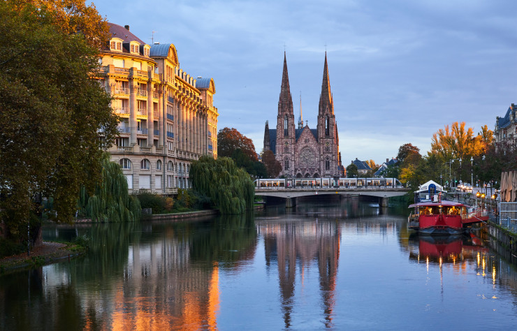 Les bords de l’Ill avec l’église réformée Saint-Paul, au style néogothique, font partie de la Neustadt, le quartier impérial allemand, un modèle de modernité édifié entre 1871 et 1914, lors du rattachement de l’Alsace à l’Allemagne. Ce paysage urbain est classé depuis 2017 au patrimoine mondial de l’Unesco.
