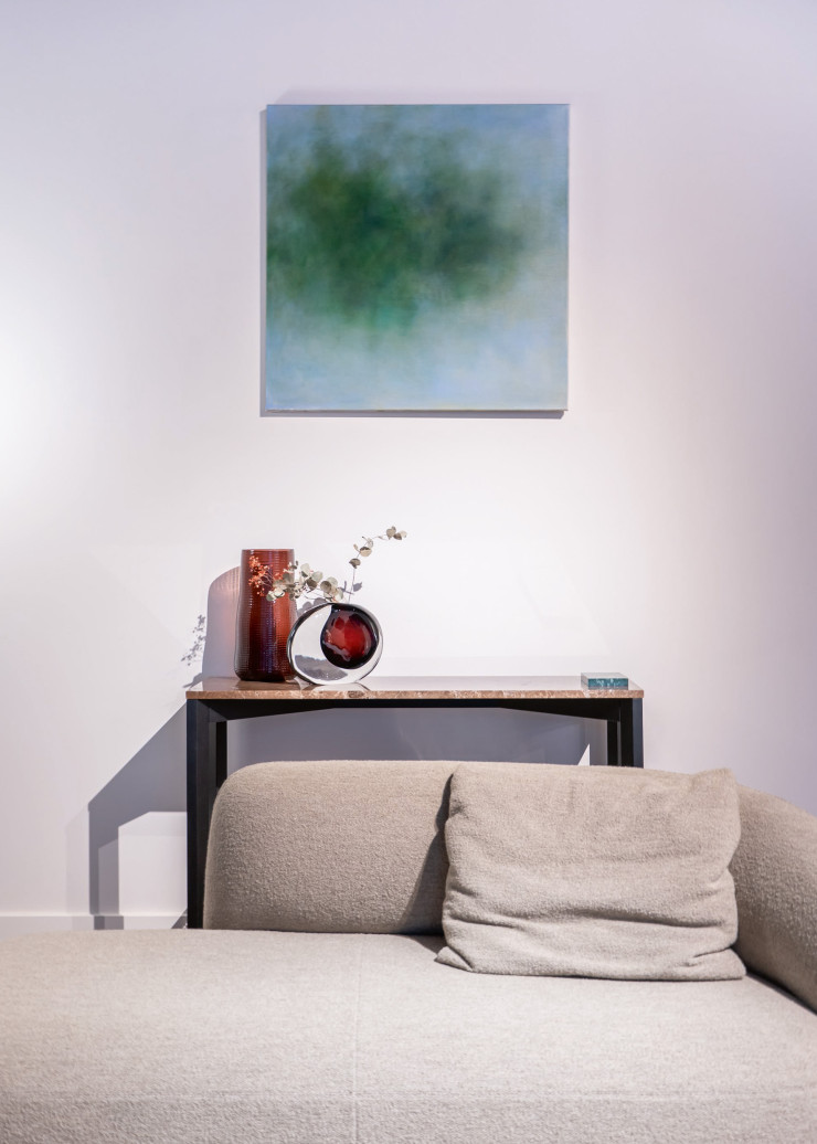 Les oeuvres d’art exposées à l’intérieur De L’Appartement by Ligne Roset ont été choisies pas Amélie du Chalard.
