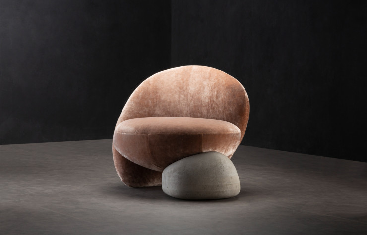 Fabriquée par CasimirAteliers, l’assise Threefold (Right), en béton et velours a été éditée par la galerie new-yorkaise Friedman Benda.