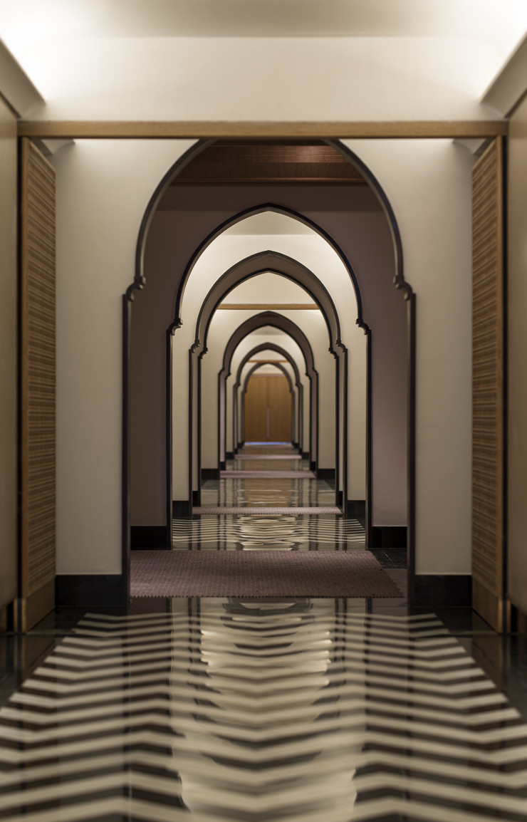 Les couloirs de l’hôtel font eux aussi écho à l’architecture typique de Tanger.