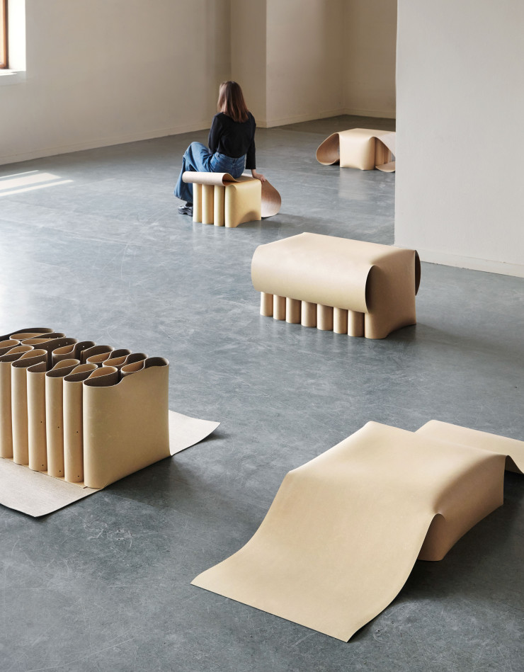 La designeuse française a transformé l’usage habituel de ce revêtement éco-responsable pour en faire du mobilier. Elle présentait son travail lors de la design week d’Eindhoven.