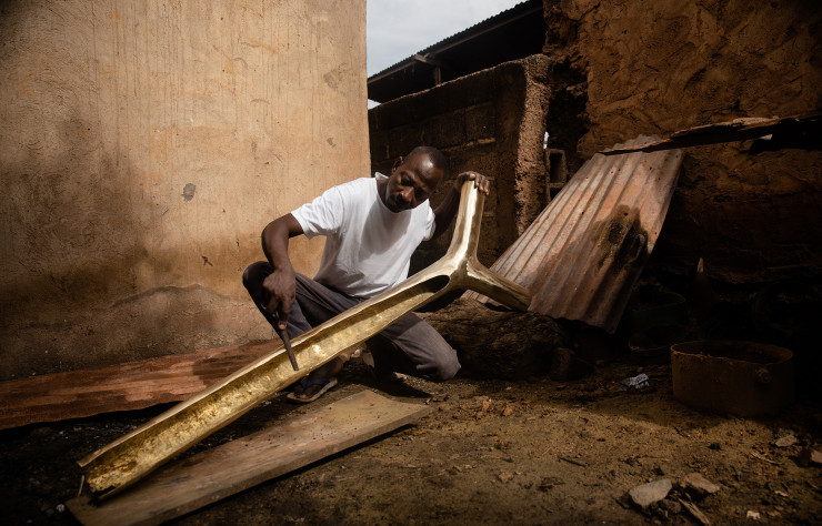 Une lampe Maison Intègre façonnée par Denis, bronzier à Ouagadougou.