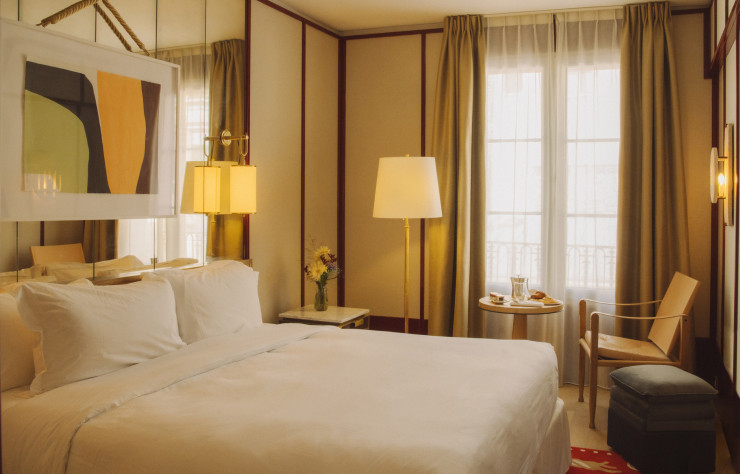 Le Belgrand, hôtel du groupe Hilton, sur les Champs-Élysées, affiche un style inspiré du XIXe, le siècle favori de l’homme de l’art.