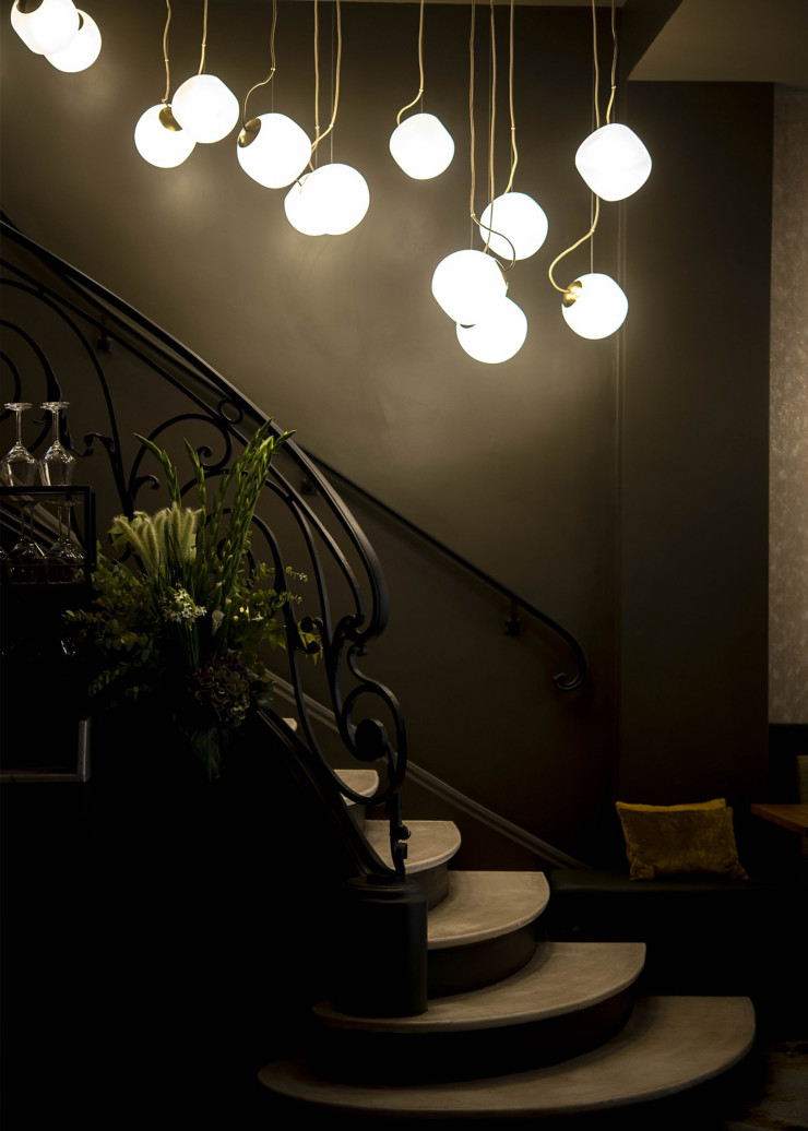Son escalier sans issue éclairé par un amas de globes lumineux n’est pas la seule originalité du restaurant Sphère, dont le décor a été créé par le tandem d’architectes Anégil.