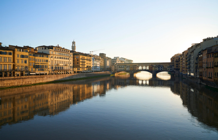 Sur le Ponte Vecchio, enjambant le fleuve Arno, fut bâti le Corridor, en 1565, par l’architecte Giorgo Vasari. Ce « couloir » relie le palais Pitti au Palazzo Vecchio et fut utilisé dès son origine comme galerie d’art.
