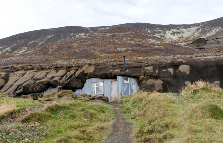 Les maisons troglodytiques de Laugarvatnshellar ont un temps servi de refuge à un couple de reclus… et paraît-il, à quelques elfes.