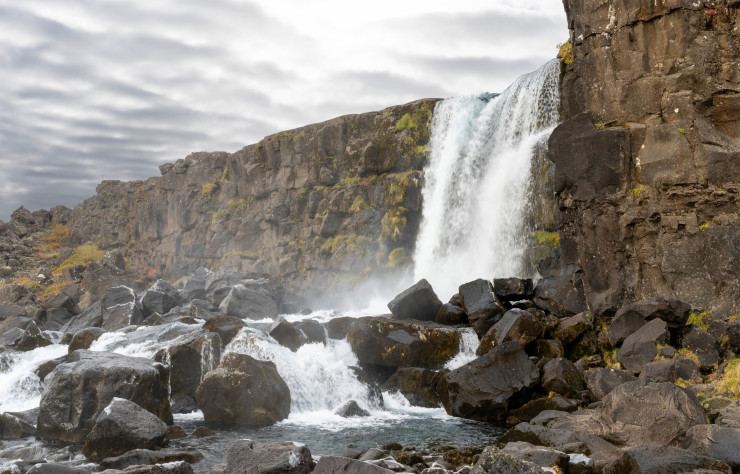 Un arrêt s’impose devant les chutes d’Öxarárfoss, dans le parc national de Þingvellir.