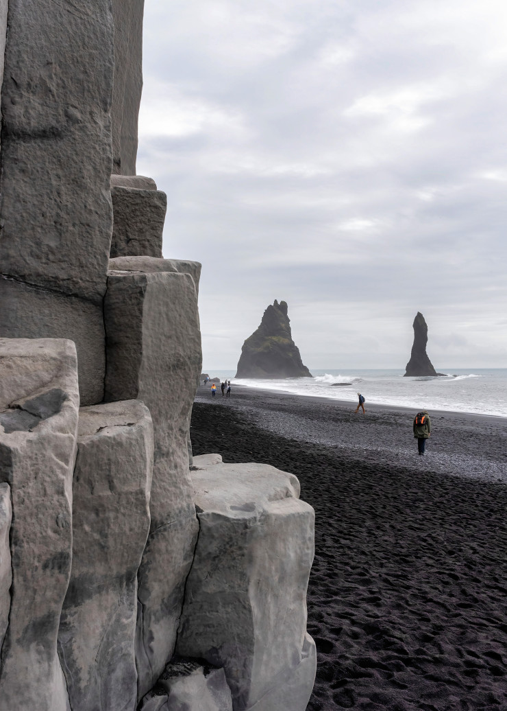 De nombreuses légendes évoquent la plage de sable noir et les pics rocheux de Reynisfjara.