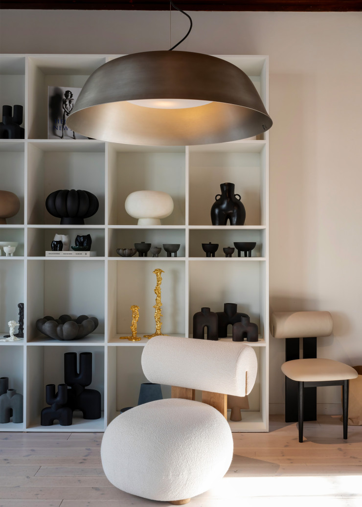 Chez Norr11, l’assise Hippo Lounge, de Kristian Sofus Hansen et Tommy Hyldahl, côtoie les vases aux formes voluptueuses de la designer Anissa Kermiche.