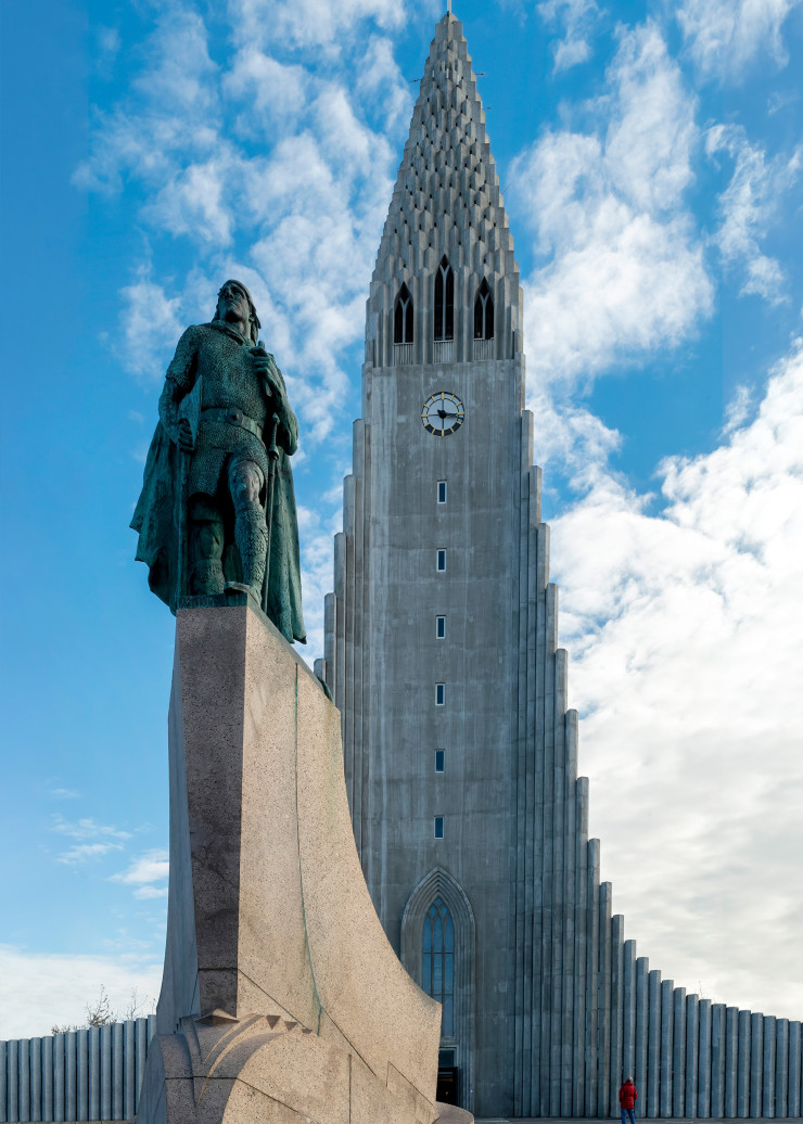 Au sommet de la colline Skólavörðuholt, l’église Hallgrímskirkja et la statue de l’explorateur Leif Erikson dominent le centre-ville de Reykjavík.