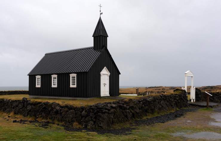 La pointe de la péninsule de Snæfellsnes abrite la petite église noire en bois de Búðir.
