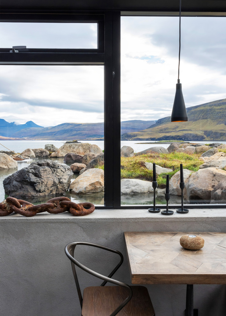 Le succulent restaurant du resort Hvammsvík donne directement sur une série de bains chauds extérieurs.