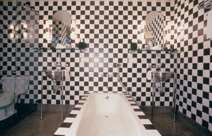 Salle de bain damier d’Andrée Putman dans l’hôtel Morgans de New York.