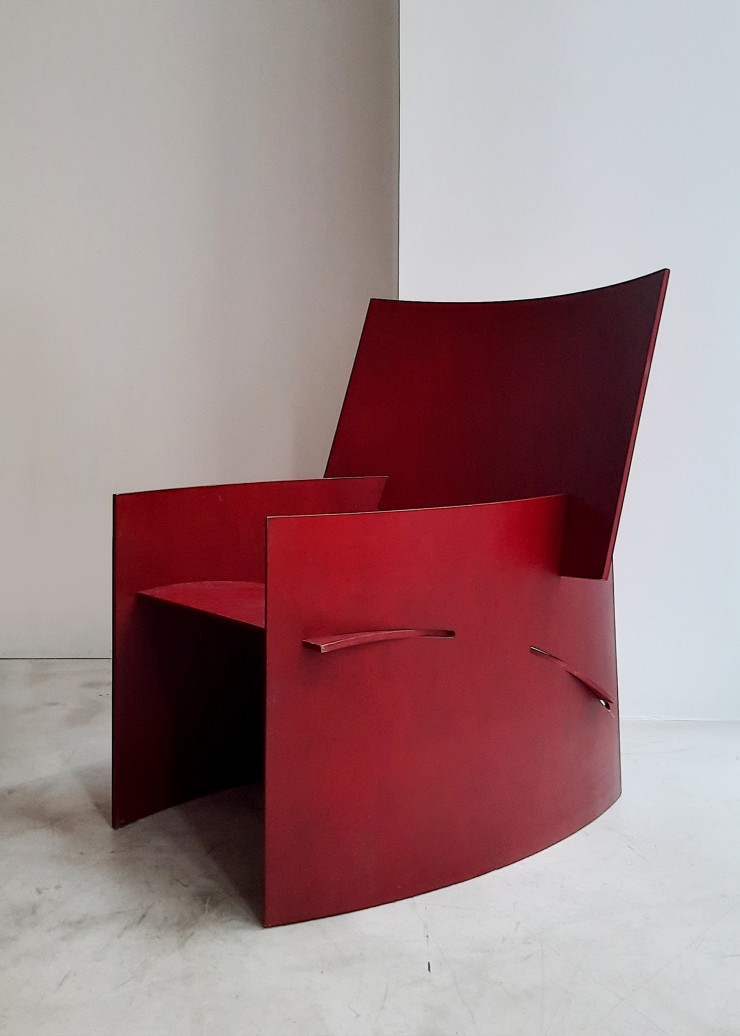 Dans son atelier, à Berne, en Suisse, Beat Frank composa un fauteuil en quatre parties à monter soi-même.