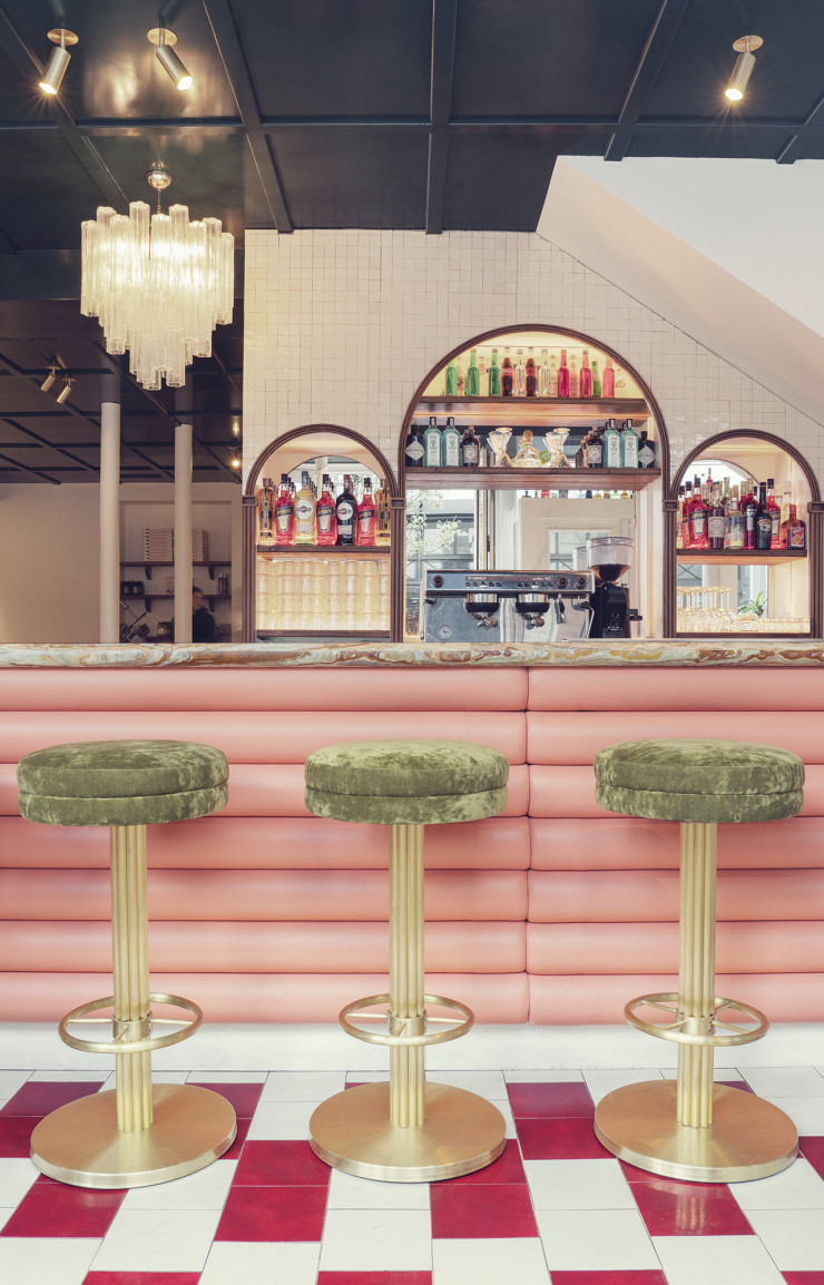A Levallois-Perret, Friedmann & Versace ont dessiné un restaurant acidulé dans l’esprit de Wes Anderson.