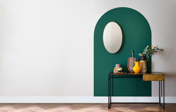 Effet garanti avec cet aplat vert profond qui permet de caractériser un espace autour d’un bureau et d’un miroir (Dulux Valentine).
