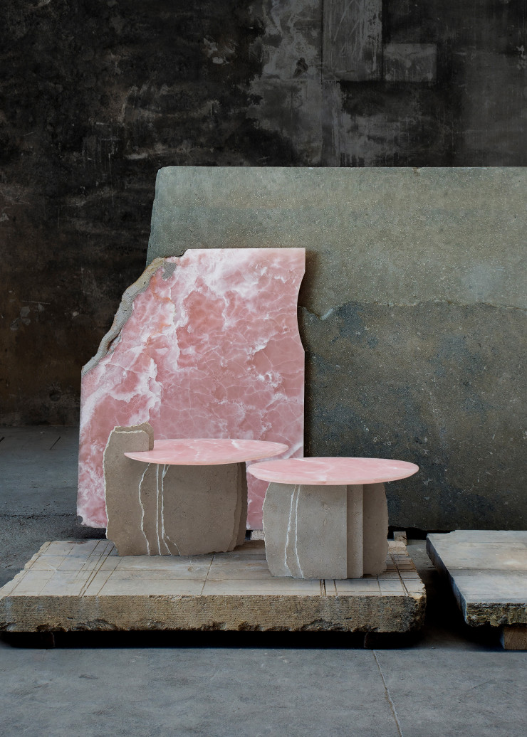 Ces tables Stone Cloud (1 et 2), en onyx rose et pierre grise de Vicenza récupérée, sont issues de la collection de mobilier brutaliste « La Mémoire des pierres » de l’architecte Aline Asmar d’Amman (The Invisible Collection).