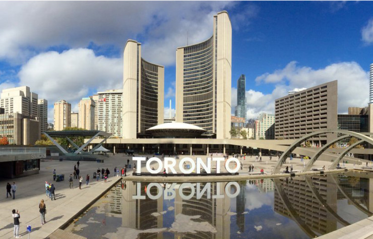 Le fruit d’un concours international d’architecture international, l’hôtel de ville de Toronto est l’un des monuments les plus distinctifs de la ville.