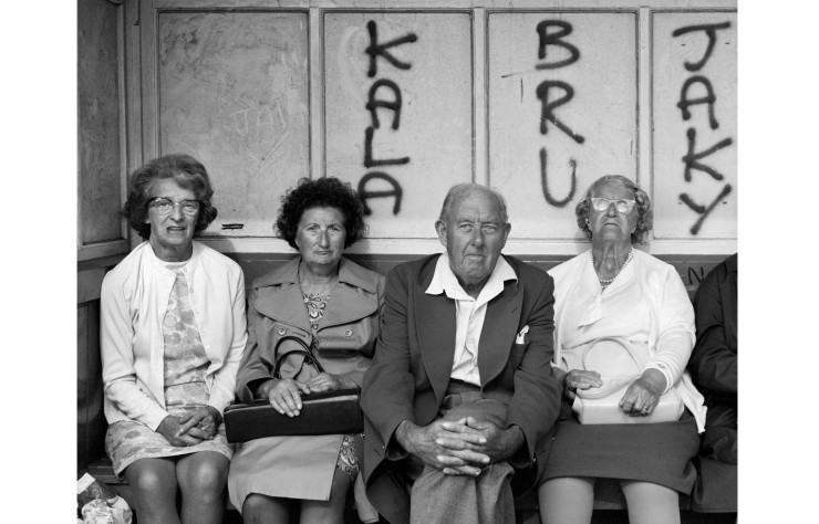 Cette photographie, capturée en 1976 à Whitley Bay, traduit à la fois le quotidien des habitants de cette station balnéaire et leur flegme, typiquement anglais.