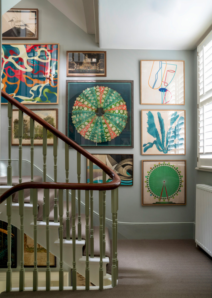 Une collection d’œuvres graphiques issues des archives de l’Adam Ellis Studio décore l’escalier.