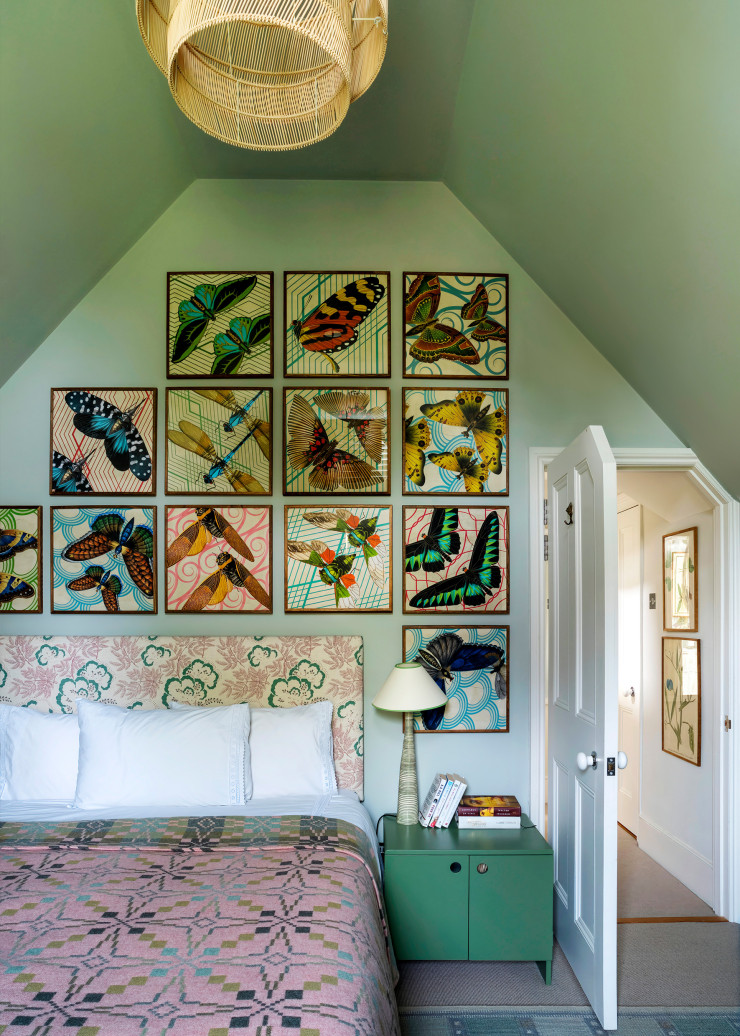 Dans la chambre d’amis, tête de lit recouverte d’un tissu Cloud Garden, coloris Vert-de-gris (Rapture & Wright). Sur le lit, plaid vintage Tinsmiths, typique du Pays de Galles. Au mur, une sélection de motifs imprimés de la collection « Insecta Pattern » (Adam Ellis Studio).