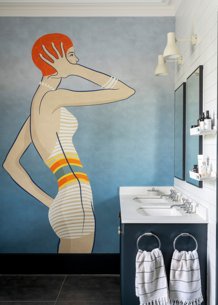 Dans la salle de bains parentale, le papier peint Swimmer (Adam Ellis Studio) réinterprète une couverture de magazine des années 20.