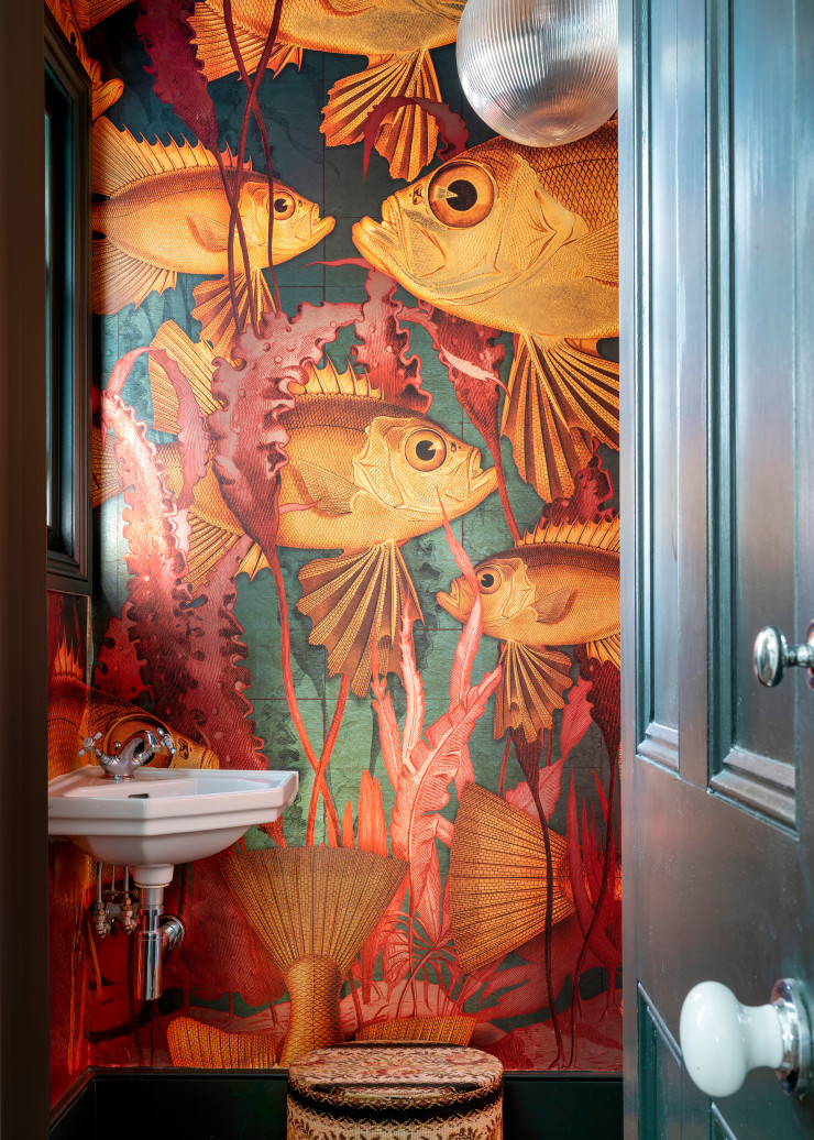 Dans le cabinet de toilette, papier peint Glass Eye Fish (Adam Elllis Studio).