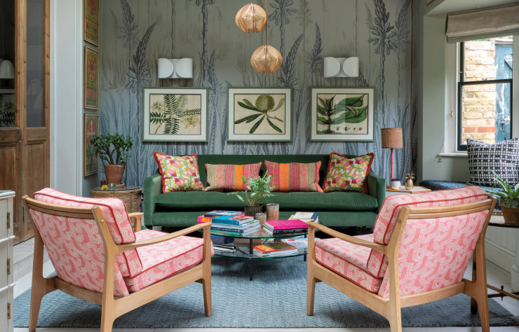 Au mur de ce petit salon tapissé de papier peint Mediterranean Aloe Vera, trois gravures de la série « Verdure » (l’ensemble Adam Ellis Studio). Les fauteuils, chinés au marché de Kempton, ont été recouverts d’un tissu Fontana 001 (Fermoie).
