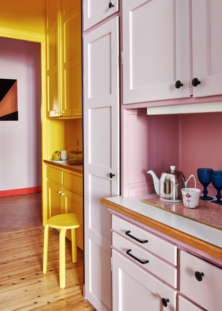 Dans la cuisine, tasse Royal Copenhagen. Verres à pied pointes de diamant. Théière Salam (Degrenne). Tabouret IKEA peint en jaune.
