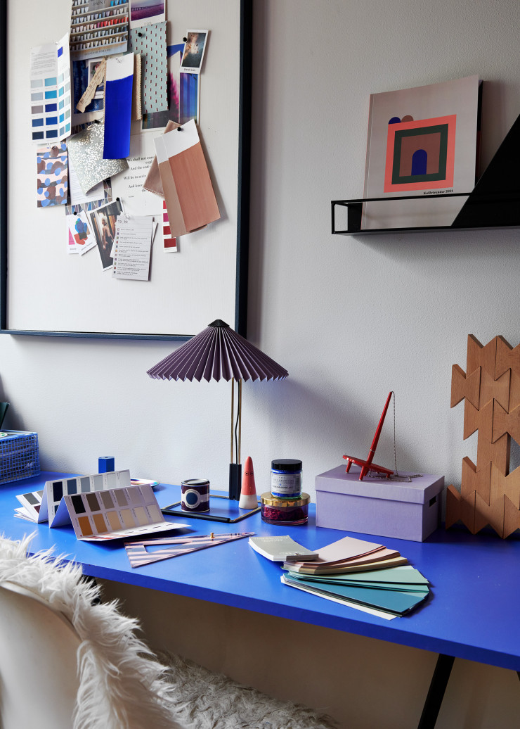 Dans le bureau de Sara Garanty, lampe à poser Matin, design Inga Sempé (Hay). Bureau peint dans la couleur bleu-violet Mambo (Little Greene). Au mur, moodboard et œuvre de Sara Garanty.