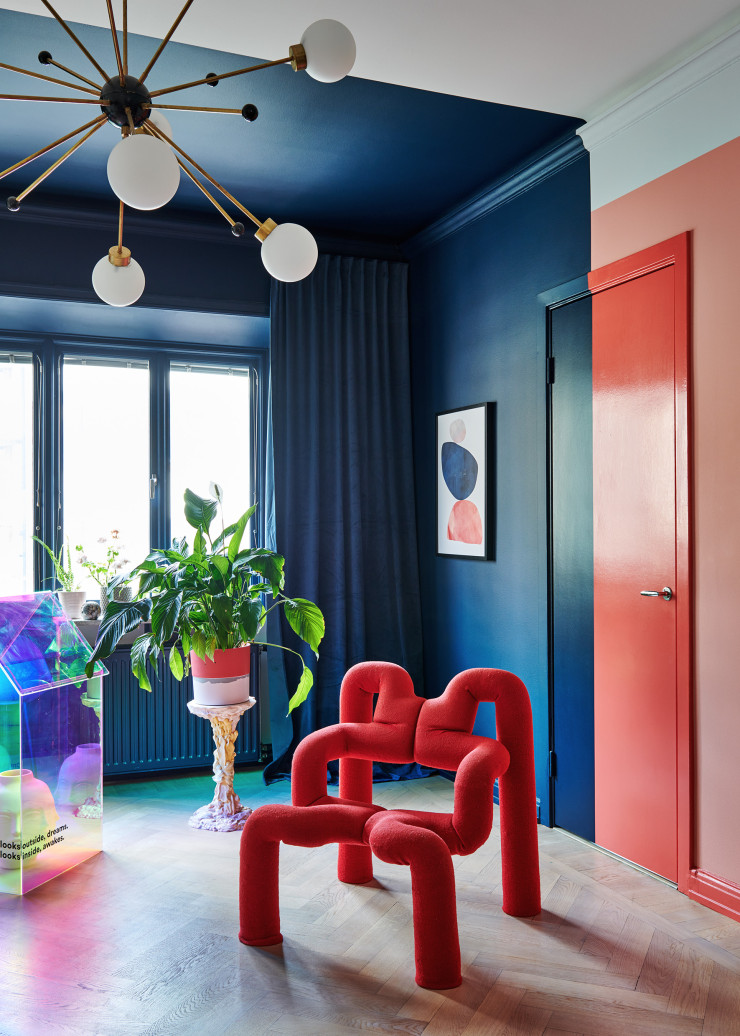 Dans le salon, devant la porte bicolore, chaise Ekstrem, design Terje Ekstrøm (Varier).
