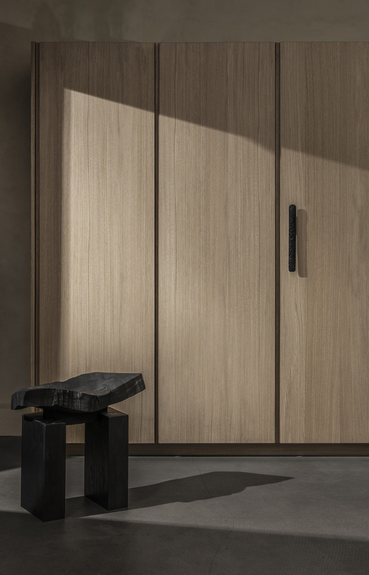 Sous les traits de cette armoire design se cache en vérité le modèle Pax d’IKEA.