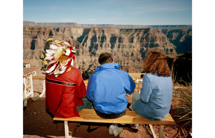 Toujours empreintes d’humour, les photographies comme celle du Grand Canyon en Arizona dépeignent des scènes de vie à l’apparence absurde et pourtant bien réelle.
