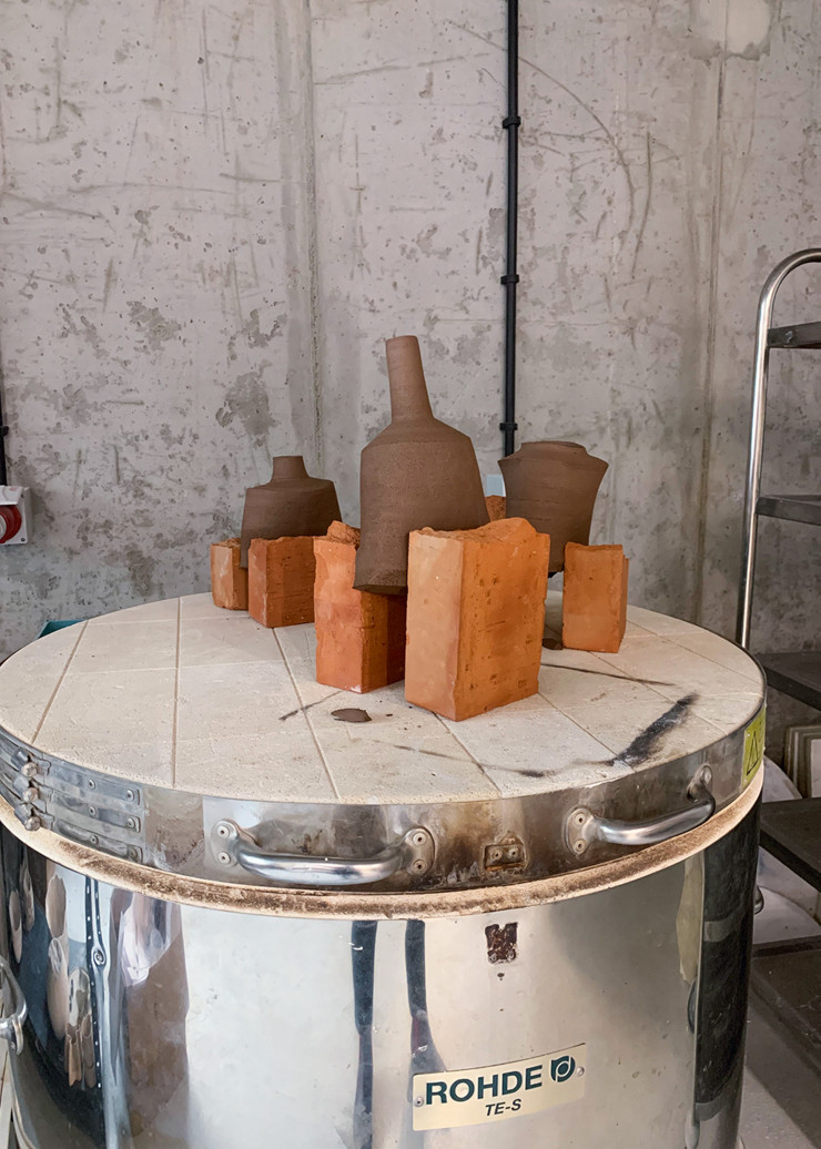 Lors de l’IDE en Pologne, le designer chinois Zhuo Qi a imaginé ces vases poignants enserrés dans des briques qui en appellent à l’histoire tragique de l’Europe de l’Est durant le XXe siècle.