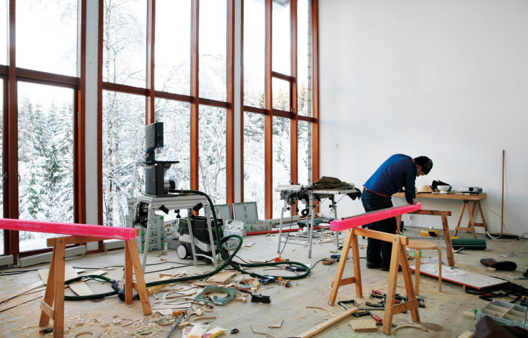 Extérieur et intérieur des ateliers de la résidence NKDale - Nordic Artists’ Centre Dale, au cœur de l’hiver et de la nature norvégienne.