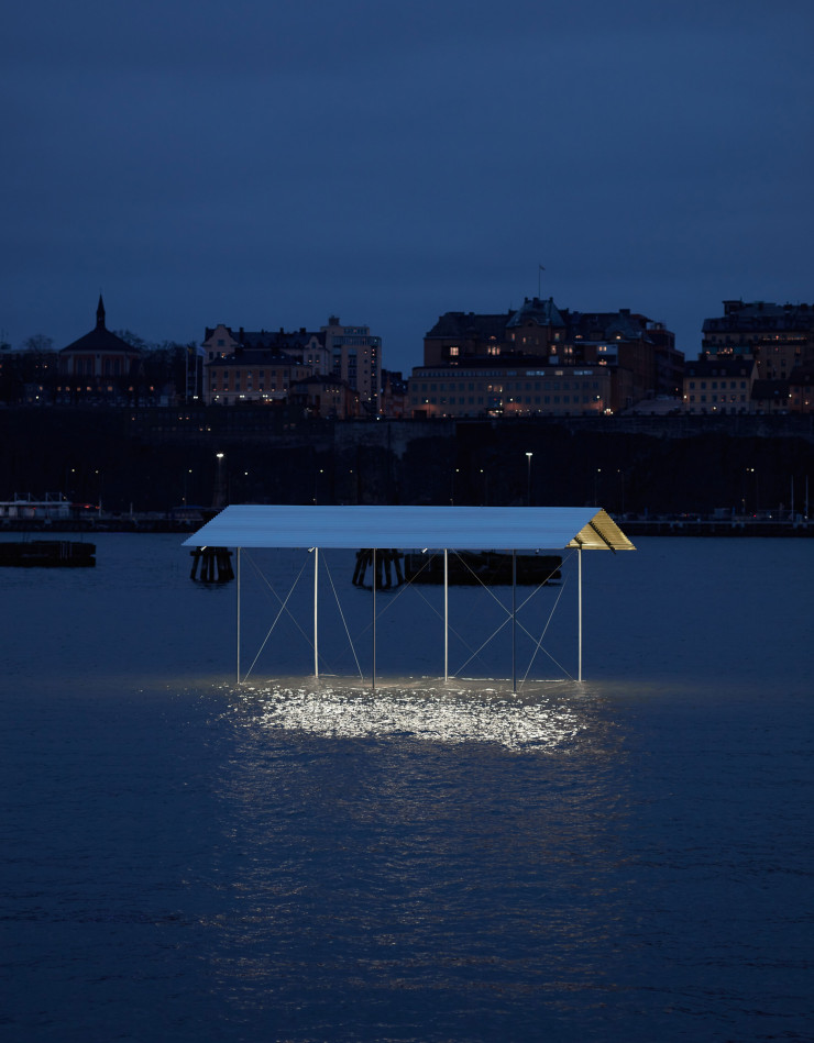 Installation lumineuse du designer norvégien Daniel Rybakken installée en baie de Stockholm pour rappeler la question des réfugiés. (Photo DR)