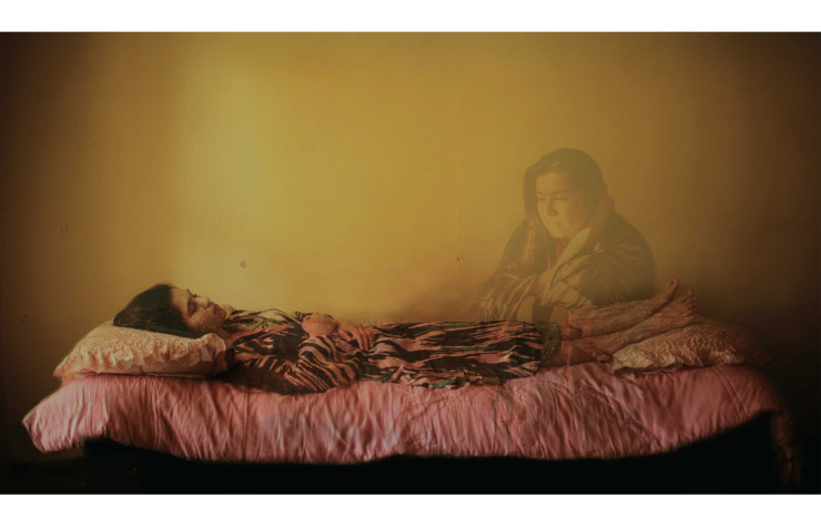 L’oeuvre Zukhra (Vénus en ouzbek) raconte la métamorphose d’une jeune femme en la planète Vénus racontée dans un mythe local. À travers sa vidéo, Saodat Ismaïlova dresse un parallèle entre cette histoire et celles de femmes de son pays qui attendent en quelque sorte leur éveil.